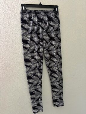 Black and White Feather Print leggings